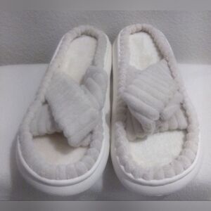 New Women’s Gray Plush Quilted Slippers Size 11-12